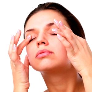 женщина делает себе массаж глаз для улучшения зрения